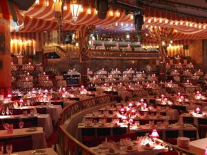 Moulin Rouge, cabaret parisien, diners à tarifs préférentiels avec Apace loisirs